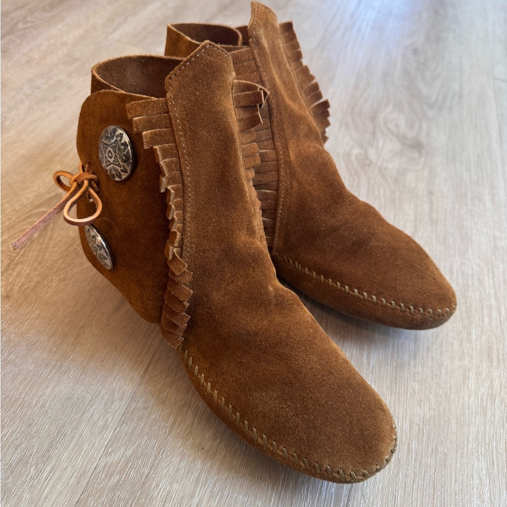 Minnetonka Vintage The Tessa Double Button Soft Sole Moccasin Bootie Brown 5.5